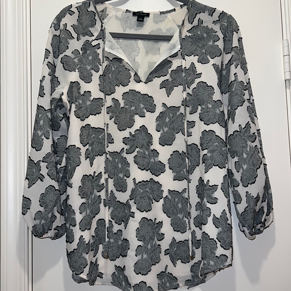 Ann Taylor Black Grey Cream Clip Floral Textured Split Neck Blouse XS